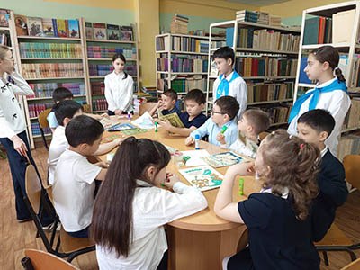 Ко дню взаимопомощи в библиотеке школы 23 был проведён мастер класс по ремонту книг для учащихся 2 класса