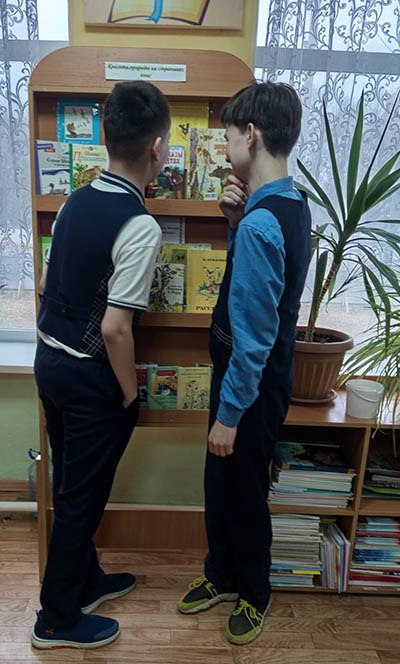 К неделе детской книге в библиотеке школы 23 была оформлена выставка и так проведено книжное путешествие "Красота природы на страницах книг"