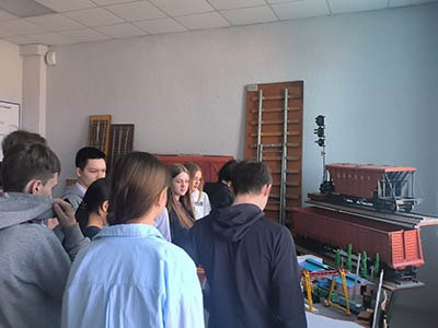 Кәсіптік бағдар беру қызметімен №23 мектептің бітіруші сынып оқушылары "Б. Әшімов атындағы Петропавл теміржол көлігі және машина жасау колледжінде" "Ашық есік күніне" қатысты