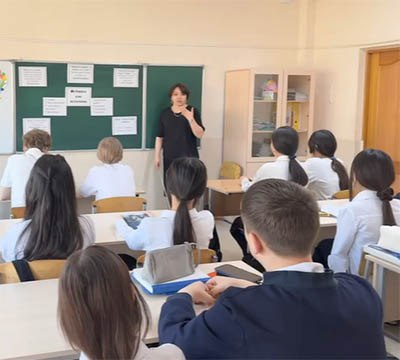 Ұлттық кітап күні қарсаңында өткізілетін балалар әдебиеті онкүндігі аясында 8 "Д"сыныбында"кітаптың рухани дамудағы рөлі" тақырыбында ақпараттық сағат өткізілді