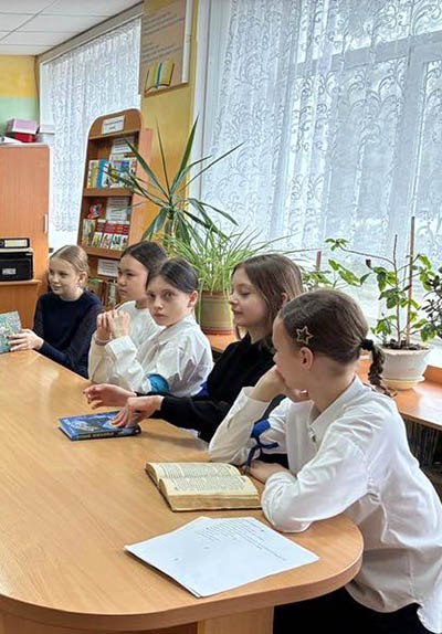 "№23 орта мектеп" КММ-де ұлттық кітап күні қарсаңында өткізілетін балалар әдебиеті онкүндігі аясында мектеп кітапханасында "Кітап не үйретеді?"