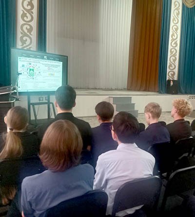 22 сәуірде мектеп түлектерімен кәсіптік бағдар беру жұмысы аясында "KazNARU" университетімен онлайн-кездесу өтті