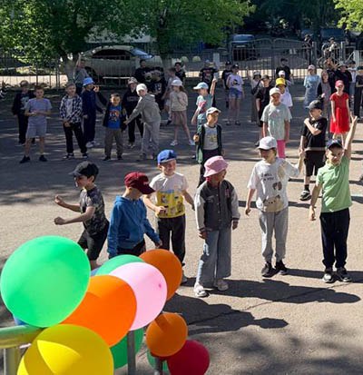 1 маусымда біздің мектепте 1 - 4 сынып оқушыларына арналған жазғы алаңның көптен күткен ашылуы өтті!