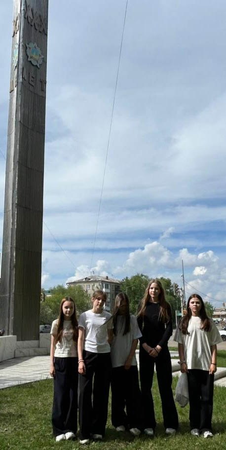 "Естелік эстафетасы: жүректен іске" экологиялық акциясы аясында 23 мектептің оқушылары Ұлы Отан соғысы мемориалының маңындағы аумақты абаттандыруға белсенді қатысты