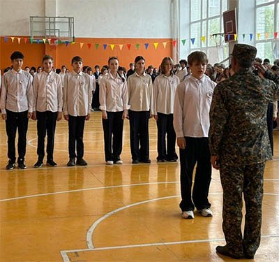 "№23 орта мектеп" КММ-де Отан қорғаушылар күні мен Жеңіс күніне арналған сап және ән байқауы өтті